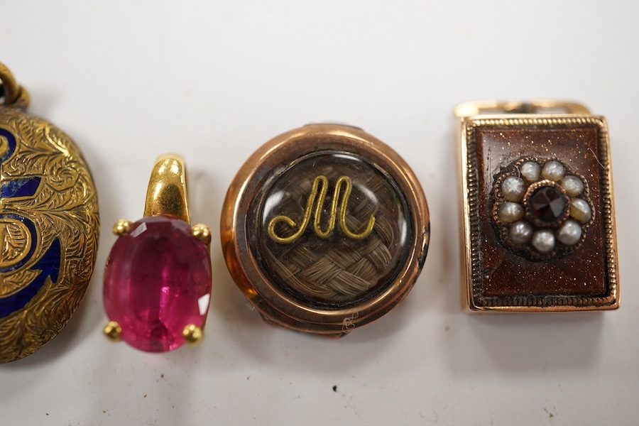 A modern 18k and gem set small pendant 10mm, one earlier yellow metal pendant, a yellow metal and gem set clasp and a damaged mourning brooch. Condition - poor to fair